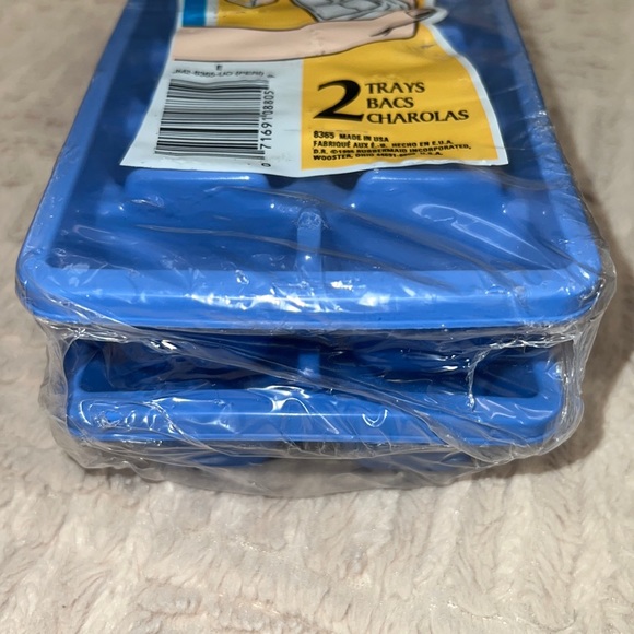 Rubbermaid ice cube trays, blue, 2 trays New in sealed packaging - Picture 4 of 13